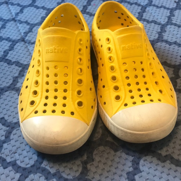 Like NEW Native Jefferson Yellow toddler shoes - Picture 3 of 9